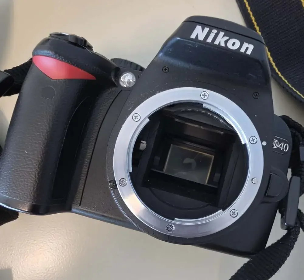 Nikon D40 6.1MP DSLR Camera with 18-55mm Lens and Battery Charger